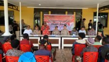Suasana proses restorative justice pelepasan 11 tahanan konflik Kwamki Narama yang berlangsung di Mako Polres Mimika, Jalan Agimuga, Mile 32, Distrik Kuala Kencana, Mimika, Papua Tengah, Kamis (26/2/2026). (Foto: Galeri Papua/Ahmad)