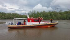 Armada kantor Pencarian dan Pertolongan Timika bertolak dari Muara Poumako Timika menuju ke lokasi yang dituju guna melakukan pencarian, Kamis (26/2/2026). (Foto: SAR Timika)
