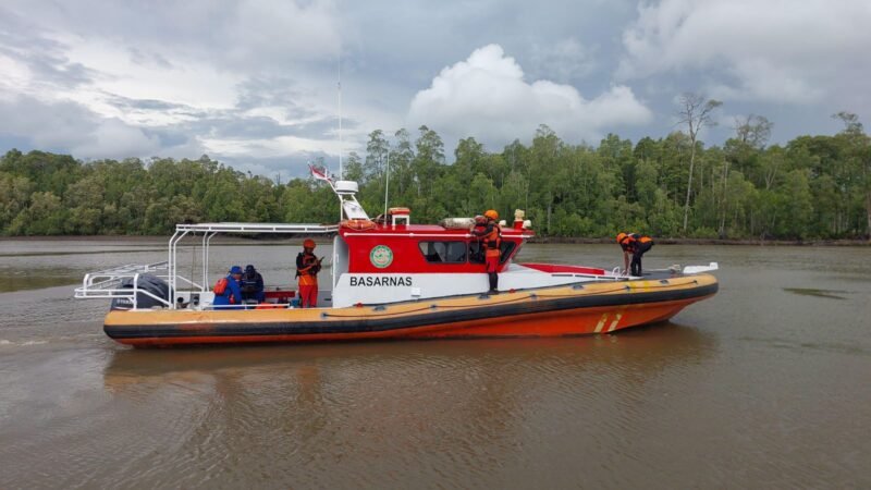 Armada kantor Pencarian dan Pertolongan Timika bertolak dari Muara Poumako Timika menuju ke lokasi yang dituju guna melakukan pencarian, Kamis (26/2/2026). (Foto: SAR Timika)