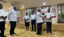 Penyerahan DPA di Lantai 3 Kantor BPKAD, Jalan Yos Sudarso, Timika, Rabu (25/2/2026). (Foto: Galeri Papua/Kevin Kurni)