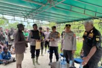 Momen Kapolda Papua Tengah bersama Bupati Mimika bertemu warga di Kapiraya, Jumat (27/2/2026). (Foto: Humas Polres Mimika)