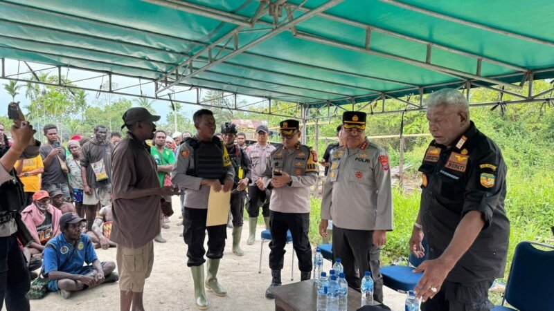 Momen Kapolda Papua Tengah bersama Bupati Mimika bertemu warga di Kapiraya, Jumat (27/2/2026). (Foto: Humas Polres Mimika)