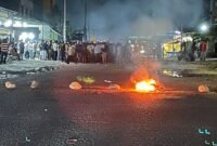 Para pendulang emas tradisional memblokade jalan di pertigaan PIN Seluler, yang menjadi pertemuan Jalan Ahmad Yani dan Jalan Leo Mamiri, Mimika, Papua Tengah, pada Sabtu (28/2/2026) malam. (Foto: Galeri Papua/Endy Langobelen)