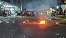 Para pendulang emas tradisional memblokade jalan di pertigaan PIN Seluler, yang menjadi pertemuan Jalan Ahmad Yani dan Jalan Leo Mamiri, Mimika, Papua Tengah, pada Sabtu (28/2/2026) malam. (Foto: Galeri Papua/Endy Langobelen)