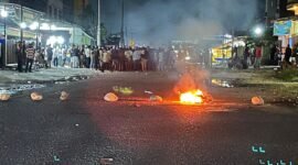 Para pendulang emas tradisional memblokade jalan di pertigaan PIN Seluler, yang menjadi pertemuan Jalan Ahmad Yani dan Jalan Leo Mamiri, Mimika, Papua Tengah, pada Sabtu (28/2/2026) malam. (Foto: Galeri Papua/Endy Langobelen)