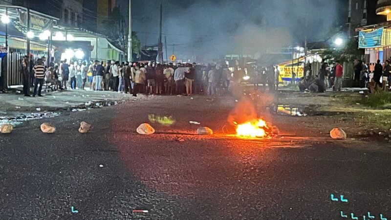Para pendulang emas tradisional memblokade jalan di pertigaan PIN Seluler, yang menjadi pertemuan Jalan Ahmad Yani dan Jalan Leo Mamiri, Mimika, Papua Tengah, pada Sabtu (28/2/2026) malam. (Foto: Galeri Papua/Endy Langobelen)