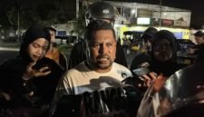 Ketua Koordinator Pendulang Kabupaten Mimika, Simon Victor Rahanjaan, diwawancarai awak media usai berkoordinasi dengan aparat kepolisian. (Foto: Galeri Papua/Endy Langobelen)