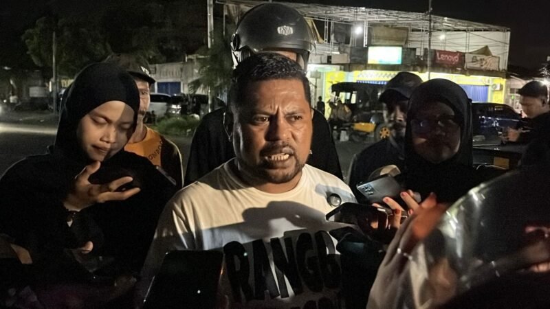 Ketua Koordinator Pendulang Kabupaten Mimika, Simon Victor Rahanjaan, diwawancarai awak media usai berkoordinasi dengan aparat kepolisian. (Foto: Galeri Papua/Endy Langobelen)