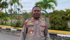 Kasat Polairud Polres Mimika, AKP Menase Mawosi Sayori, saat ditemui wartawan di Mapolres Mimika, Jalan Agimuga, Mile 32, Mimika, Papua Tengah, Senin (2/3/2026). (Foto: Galeri Papua/Ahmad)