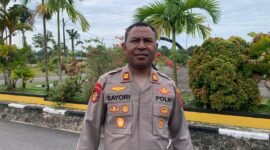 Kasat Polairud Polres Mimika, AKP Menase Mawosi Sayori, saat ditemui wartawan di Mapolres Mimika, Jalan Agimuga, Mile 32, Mimika, Papua Tengah, Senin (2/3/2026). (Foto: Galeri Papua/Ahmad)