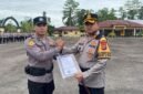 Momen pemberian penghargaan kepada anggota Polres Mimika yang berprestasi di ajang bela diri, di Mapolres Mimika, Senin (2/3/2026). (Foto: Humas Polres Mimika)