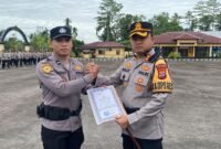 Momen pemberian penghargaan kepada anggota Polres Mimika yang berprestasi di ajang bela diri, di Mapolres Mimika, Senin (2/3/2026). (Foto: Humas Polres Mimika)