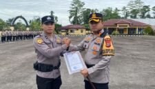 Momen pemberian penghargaan kepada anggota Polres Mimika yang berprestasi di ajang bela diri, di Mapolres Mimika, Senin (2/3/2026). (Foto: Humas Polres Mimika)
