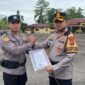 Momen pemberian penghargaan kepada anggota Polres Mimika yang berprestasi di ajang bela diri, di Mapolres Mimika, Senin (2/3/2026). (Foto: Humas Polres Mimika)