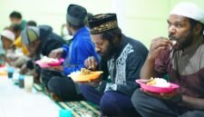 Suasana buka bersama dan tarawih di Kampung Holima, Distrik Napua, Kabupaten Jayawijaya, Minggu 1 Maret 2026. (Foto: Istimewa)