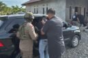 Aparat kepolisian dari Satgas Operasi Damai Cartenz menangkap seorang pria jaringan Papua Inteligence Service. (Foto: Satgas Humas Operasi Damai Cartenz 2026)