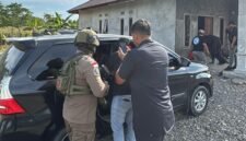 Aparat kepolisian dari Satgas Operasi Damai Cartenz menangkap seorang pria jaringan Papua Inteligence Service. (Foto: Satgas Humas Operasi Damai Cartenz 2026)