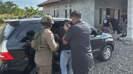 Aparat kepolisian dari Satgas Operasi Damai Cartenz menangkap seorang pria jaringan Papua Inteligence Service. (Foto: Satgas Humas Operasi Damai Cartenz 2026)
