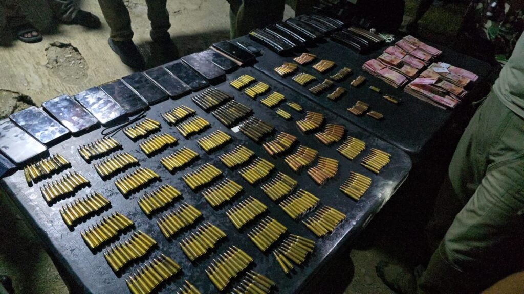 Sejumlah barang bukti yang turut diamankan dari kamp TPNPB usai peristiwa kontak senjata di Nabire, Papua Tengah, Minggu (1/3/2026). (Foto: Istimewa)