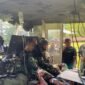 Proses evakuasi seorang anggota TNI yang tertembak dalam peristiwa kontak senjata di Nabire, Papua Tengah, Minggu (1/3/2026). (Foto: Istimewa)