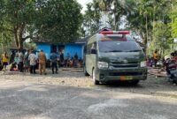 Jenazah Eanus Mom, korban sipil dalam operasi penindakan aparat keamanan di Distrik Tembagapura, Kabupaten Mimika, Papua Tengah, diantar ke kediaman keluarga di Jalur 4, Distrik Kwamki Narama, Selasa (3/3/2026). (Foto: Galeri Papua/Endy Langobelen)