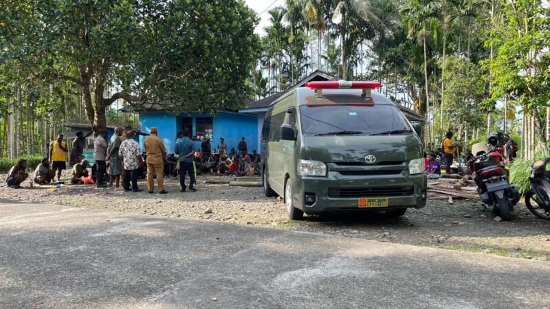 Jenazah Eanus Mom, korban sipil dalam operasi penindakan aparat keamanan di Distrik Tembagapura, Kabupaten Mimika, Papua Tengah, diantar ke kediaman keluarga di Jalur 4, Distrik Kwamki Narama, Selasa (3/3/2026). (Foto: Galeri Papua/Endy Langobelen)