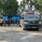 Jenazah Eanus Mom, korban sipil dalam operasi penindakan aparat keamanan di Distrik Tembagapura, Kabupaten Mimika, Papua Tengah, diantar ke kediaman keluarga di Jalur 4, Distrik Kwamki Narama, Selasa (3/3/2026). (Foto: Galeri Papua/Endy Langobelen)