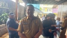 Kepala Dinas Kesehatan Mimika, Reynold Ubra, bertemu awak media usai mengikuti Musrenbang Distrik Tembagapura, senin (2/3/26). (Foto: Galeri Papua/ Kevin Kurni)