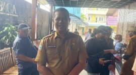 Kepala Dinas Kesehatan Mimika, Reynold Ubra, bertemu awak media usai mengikuti Musrenbang Distrik Tembagapura, senin (2/3/26). (Foto: Galeri Papua/ Kevin Kurni)