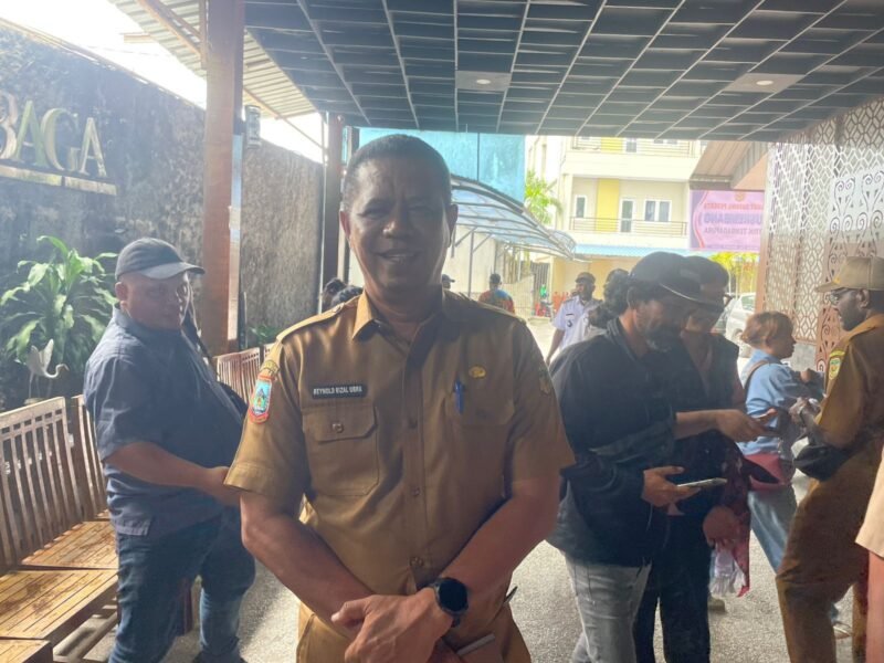 Kepala Dinas Kesehatan Mimika, Reynold Ubra, bertemu awak media usai mengikuti Musrenbang Distrik Tembagapura, senin (2/3/26). (Foto: Galeri Papua/ Kevin Kurni)