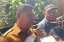 Kepala Dinas Kesehatan Mimika, Reynold Ubra, bertemu awak media usai mengikuti Musrenbang Distrik Tembagapura, senin (2/3/26). (Foto: Galeri Papua/Kevin Kurni)