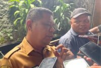 Kepala Dinas Kesehatan Mimika, Reynold Ubra, bertemu awak media usai mengikuti Musrenbang Distrik Tembagapura, senin (2/3/26). (Foto: Galeri Papua/Kevin Kurni)