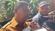Kepala Dinas Kesehatan Mimika, Reynold Ubra, bertemu awak media usai mengikuti Musrenbang Distrik Tembagapura, senin (2/3/26). (Foto: Galeri Papua/Kevin Kurni)