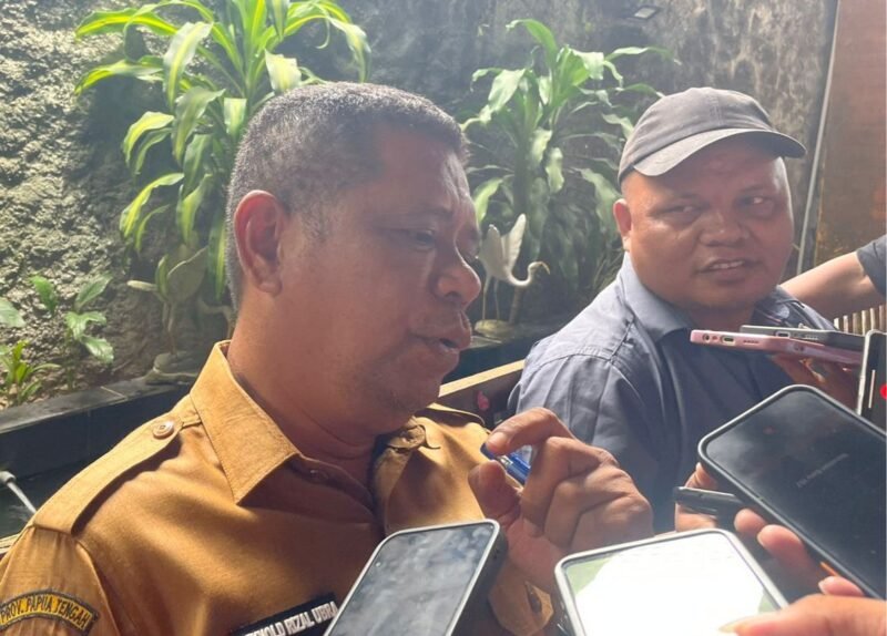 Kepala Dinas Kesehatan Mimika, Reynold Ubra, bertemu awak media usai mengikuti Musrenbang Distrik Tembagapura, senin (2/3/26). (Foto: Galeri Papua/Kevin Kurni)