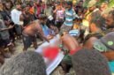 Pihak keluarga menerima jenazah Eanus Mom di rumah duka, Jalur 4, Distrik Kwamki Narama, Mimika, Papua Tengah, Selasa (3/3/2026) sore. (Foto: Galeri Papua/Endy Langobelen)