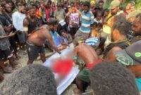 Pihak keluarga menerima jenazah Eanus Mom di rumah duka, Jalur 4, Distrik Kwamki Narama, Mimika, Papua Tengah, Selasa (3/3/2026) sore. (Foto: Galeri Papua/Endy Langobelen)