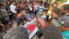 Pihak keluarga menerima jenazah Eanus Mom di rumah duka, Jalur 4, Distrik Kwamki Narama, Mimika, Papua Tengah, Selasa (3/3/2026) sore. (Foto: Galeri Papua/Endy Langobelen)