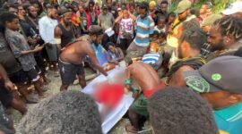 Pihak keluarga menerima jenazah Eanus Mom di rumah duka, Jalur 4, Distrik Kwamki Narama, Mimika, Papua Tengah, Selasa (3/3/2026) sore. (Foto: Galeri Papua/Endy Langobelen)