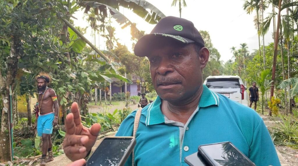 Yohanis Amisim, keluarga korban. (Foto: Galeri Papua/Endy Langobelen)