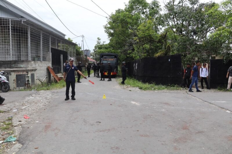 Proses olah TKP keributan di Jalan Kesehatan Dalam, Kelurahan Timika Indah, Distrik Mimika Baru, Mimika, Papua Tengah, Senin (2/3/2026). (Foto: Humas Polres Mimika)