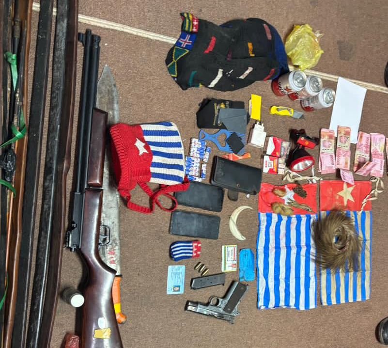 Sejumlah barang bukti yang diamankan aparat TNI usai melakukan operasi. (Foto: Koops TNI Papua)