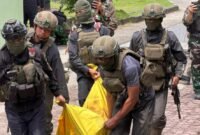 Aparat keamanan mengevakuasi korban tewas dalam peristiwa penindakan di Distrik Tembagapura, Mimika, Papua Tengah. (Foto: Istimewa)