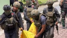 Aparat keamanan mengevakuasi korban tewas dalam peristiwa penindakan di Distrik Tembagapura, Mimika, Papua Tengah. (Foto: Istimewa)