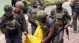 Aparat keamanan mengevakuasi korban tewas dalam peristiwa penindakan di Distrik Tembagapura, Mimika, Papua Tengah. (Foto: Istimewa)