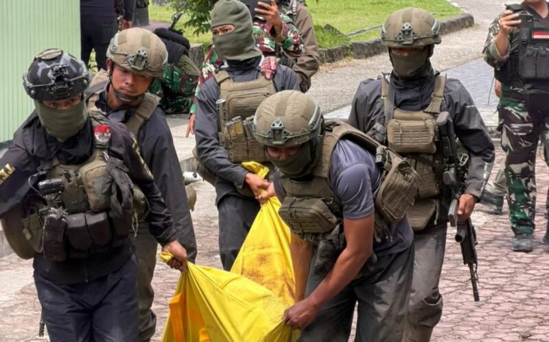 Aparat keamanan mengevakuasi korban tewas dalam peristiwa penindakan di Distrik Tembagapura, Mimika, Papua Tengah. (Foto: Istimewa)