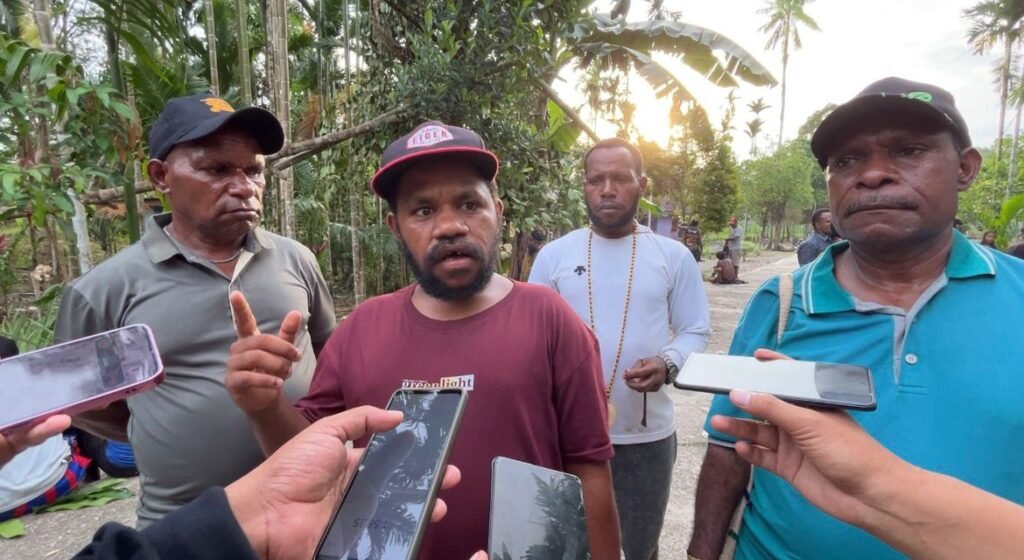 Pihak keluarga korban saat diwawancarai awak media di rumah duka, Jalur 4, Distrik Kwamki Narama, Mimika, Papua Tengah. (Foto: Galeri Papua/Endy Langobelen)