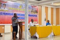 Asisten 1 Bidang Pemerintahan dan Kesejahteraan Rakyat, Ananias Faot, menyampaikan sambutan bupati saat membuka kegiatan Musrenbang RKPD Tahun 2026 tingkat Distrik Mimika Baru di Ballroom Hotel Kangguru, Timika, Kamis (5/3/2026). (Foto: Galeri Papua/Kevin Kurni)