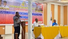 Asisten 1 Bidang Pemerintahan dan Kesejahteraan Rakyat, Ananias Faot, menyampaikan sambutan bupati saat membuka kegiatan Musrenbang RKPD Tahun 2026 tingkat Distrik Mimika Baru di Ballroom Hotel Kangguru, Timika, Kamis (5/3/2026). (Foto: Galeri Papua/Kevin Kurni)