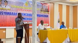 Asisten 1 Bidang Pemerintahan dan Kesejahteraan Rakyat, Ananias Faot, menyampaikan sambutan bupati saat membuka kegiatan Musrenbang RKPD Tahun 2026 tingkat Distrik Mimika Baru di Ballroom Hotel Kangguru, Timika, Kamis (5/3/2026). (Foto: Galeri Papua/Kevin Kurni)