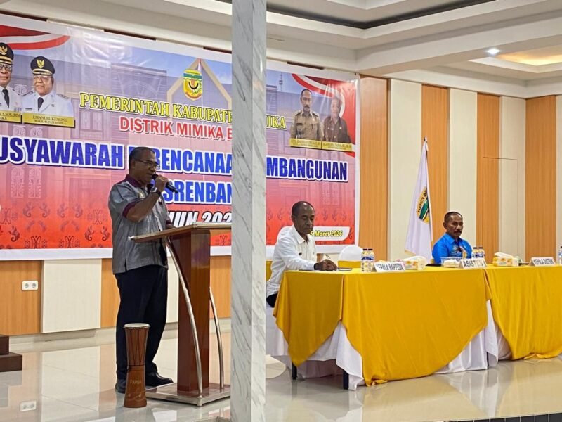 Asisten 1 Bidang Pemerintahan dan Kesejahteraan Rakyat, Ananias Faot, menyampaikan sambutan bupati saat membuka kegiatan Musrenbang RKPD Tahun 2026 tingkat Distrik Mimika Baru di Ballroom Hotel Kangguru, Timika, Kamis (5/3/2026). (Foto: Galeri Papua/Kevin Kurni)